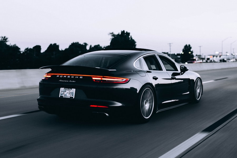 Benzinski automobil